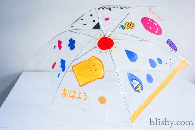 แม่ชวนลูก DIY ละเลงสีสันเนรมิตร่มให้สวย