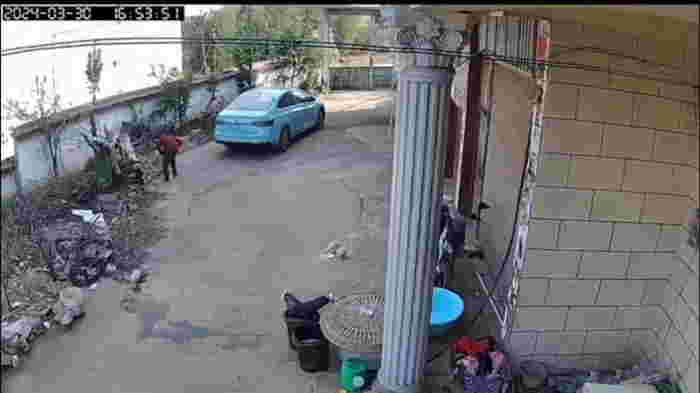 เด็กหัวทิ่มถังน้ำ