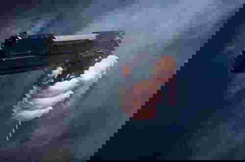 หญิงสาววิ่งเข้ามาในบ้านด้วยความแฮปปี้