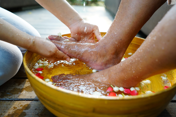 วิธีขอขมาพ่อแม่ ล้างเท้าพ่อแม่