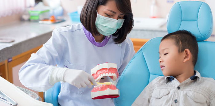 ถอนฟัน เรื่องง่ายนิดเดียว วิธีสอนลูกไม่ให้กลัวหมอฟัน