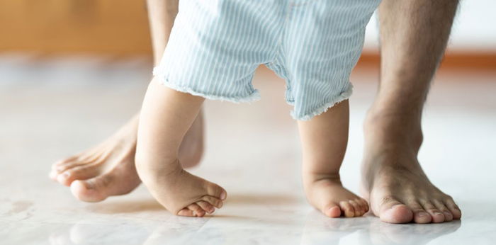 ลูกหัดเดินแล้วล้มบ่อย ลูกล้ม ปัญหาเล็ก ๆ ที่ส่งสัญญาณเตือนภัย ให้กับพ่อแม่