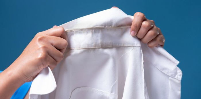 4 ขั้นตอนช่วยกำจัด คราบเหลืองบนเสื้อขาว ให้เสื้อกลับมาใหม่อีกครั้ง