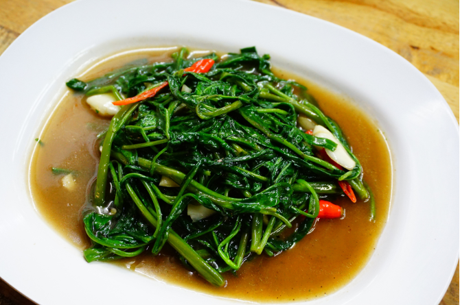 ผัดผักบุ้งไฟแดง อาหารต้านฝุ่น