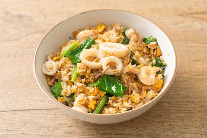 ข้าวผัดคะน้าปลาหมึก อาหารต้านหวัด