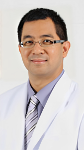 รองศาสตราจารย์นายแพทย์รวิศ เรืองตระกูล