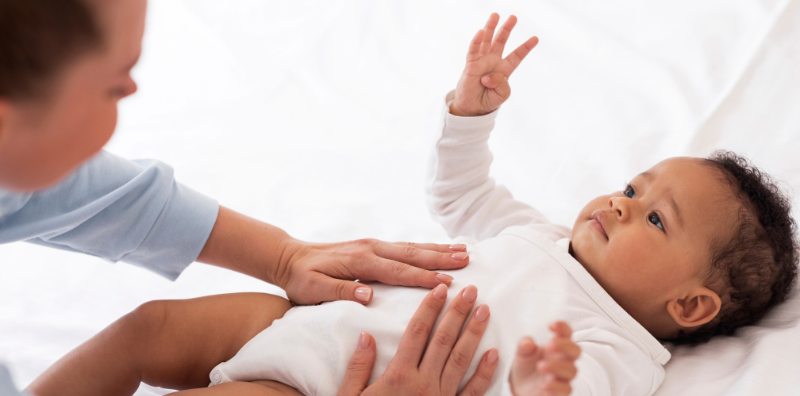 ลูกถ่ายยากทำไงดี? 8 วิธีทำให้ลูกอึง่ายขึ้น ตามหลักกุมารแพทย์