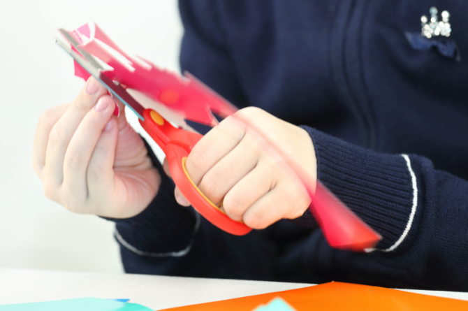 ลูกถนัดซ้าย เด็กจับกรรรไกรด้วยมือซ้าย