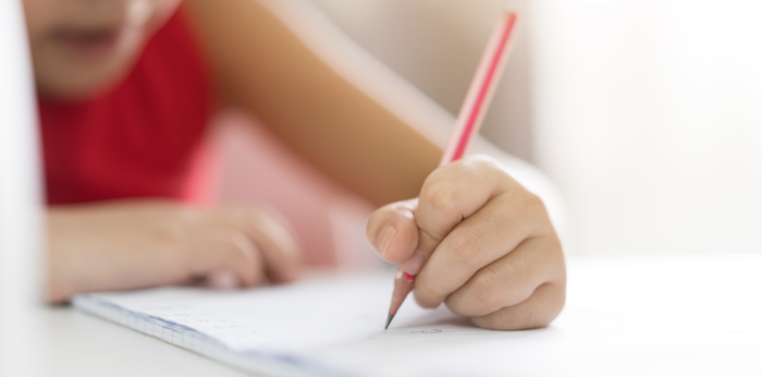 ลูกถนัดซ้าย หรือถนัดขวา เกิดจากอะไร? ลูกถนัดข้างไหน มีผลต่อพัฒนาการยังไง?