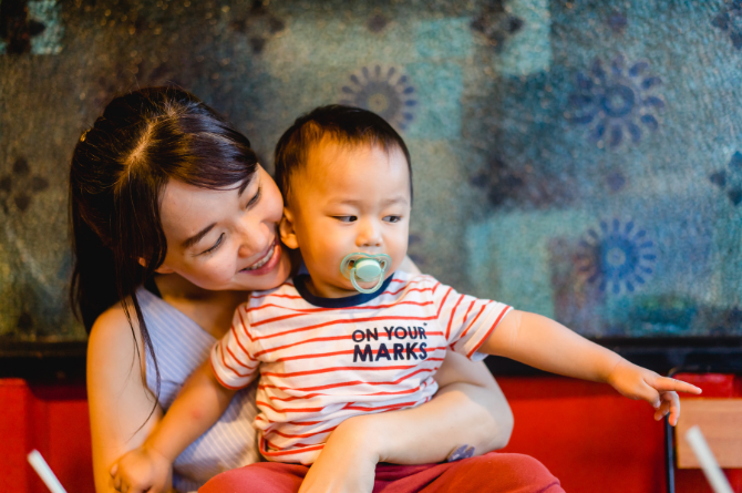 พาลูกเล็กเที่ยวให้รอด วิธีเอาตัวรอดจากสายตาทุกคู่ เมื่อลูกงอแงนอกบ้าน