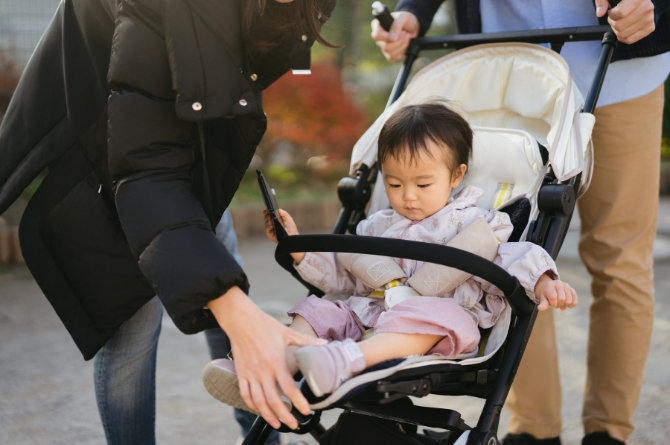 พาลูกเล็กเที่ยวให้รอด วิธีเอาตัวรอดจากสายตาทุกคู่ เมื่อลูกงอแงนอกบ้าน