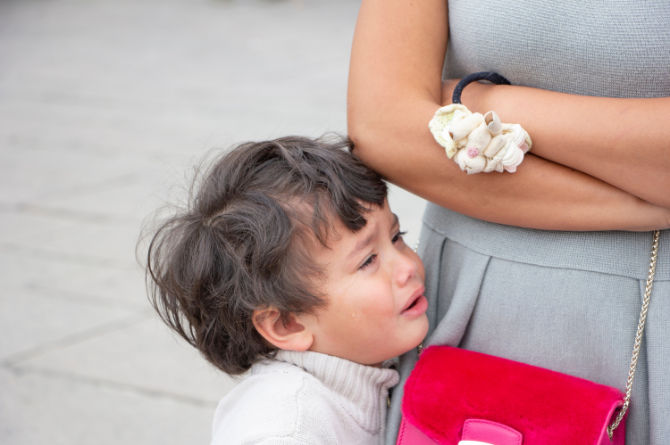 พาลูกเล็กเที่ยวให้รอด วิธีเอาตัวรอดจากสายตาทุกคู่ เมื่อลูกงอแงนอกบ้าน