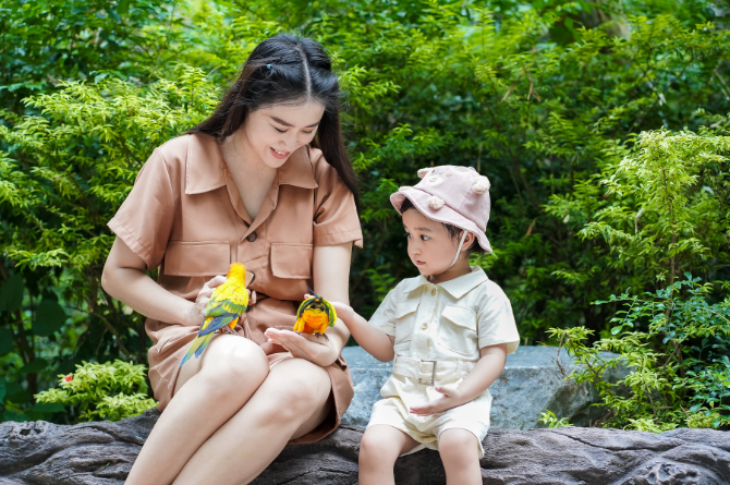 พาลูกเล็กเที่ยวให้รอด วิธีเอาตัวรอดจากสายตาทุกคู่ เมื่อลูกงอแงนอกบ้าน