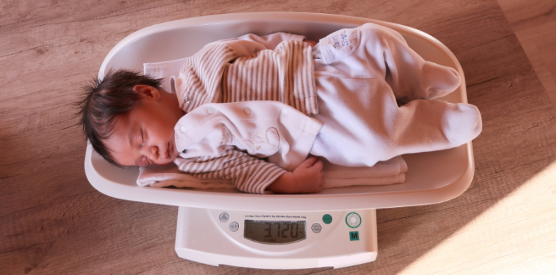 น้ำหนักทารก 1 เดือนควรขึ้นเท่าไหร่? พร้อมเช็กลิสต์ สัญญาณลูกกินอิ่มดี