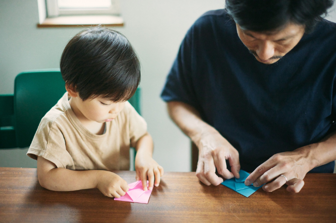 ฝึกลูกให้ใจเย็น พับกระดาษ