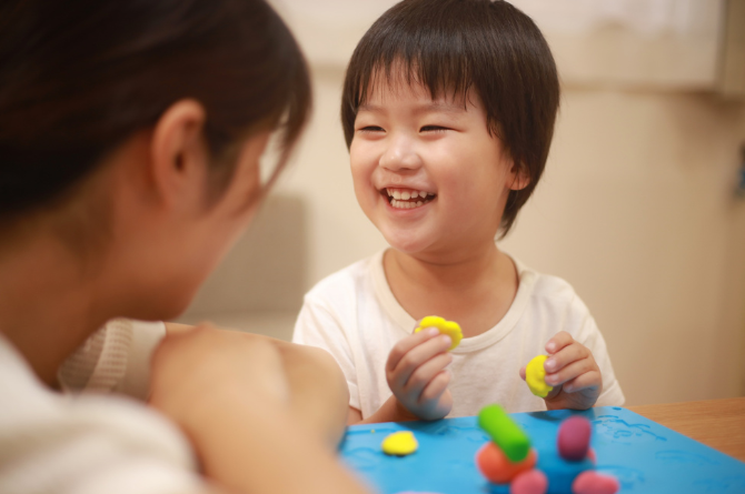 ฝึกลูกให้ใจเย็น ปั้นแป้งโดว์