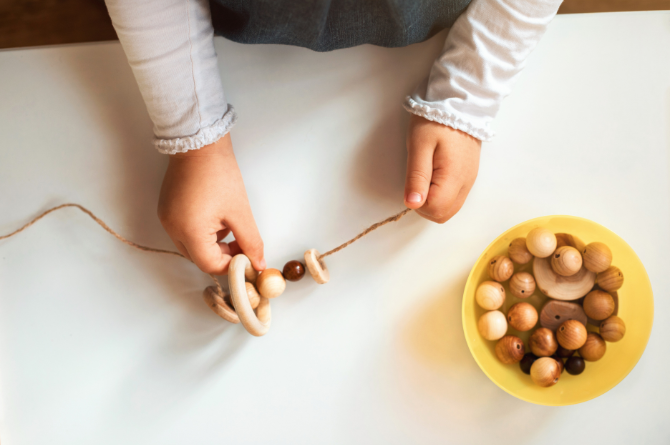 ฝึกลูกให้ใจเย็น ร้อยลูกปัด ร้อยเชือก