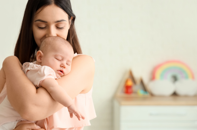 ผู้หญิงอุ้มลูก