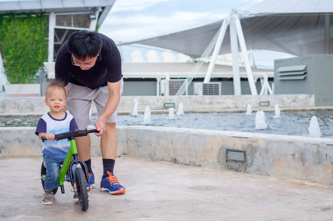 ดราม่า พ่อฝึกลูกแข่งขาไถ