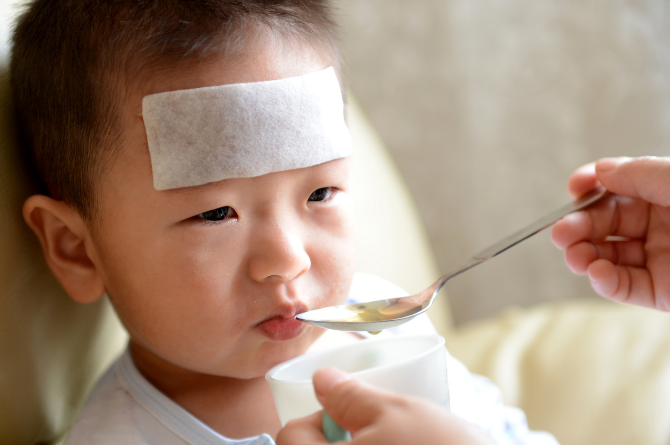 ลูกมีไข้กี่องศา ถึงต้องป้อนยาลดไข้