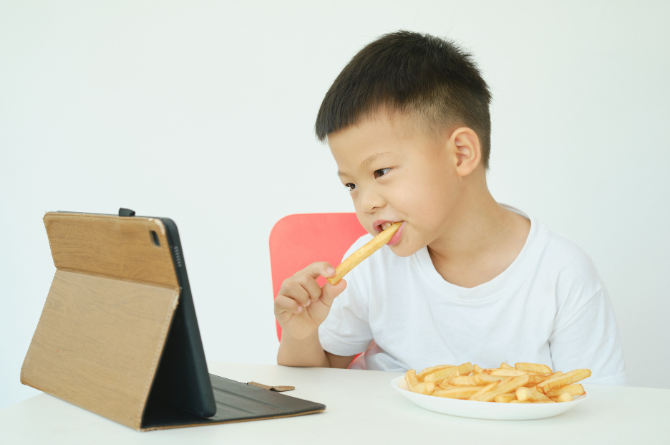 สิ่งที่หมอเด็กกังวลในเด็ก 1-5 ปี เด็กติดจอ มือถือ ไอแพด