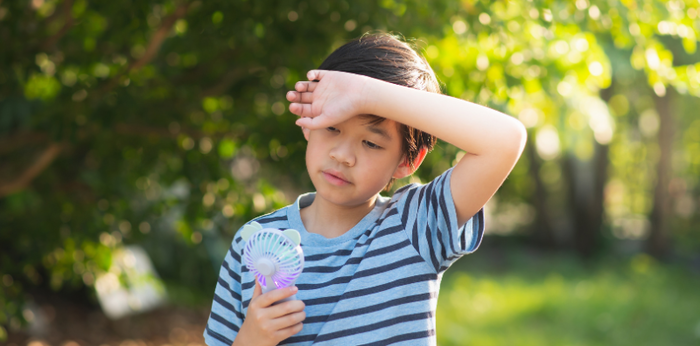 เช็กด่วน! เสื้อผ้าสีไหน ไม่เสี่ยงฮีทสโตรก? ดูแลลูกรักให้ปลอดภัยจาก โรคลมแดด