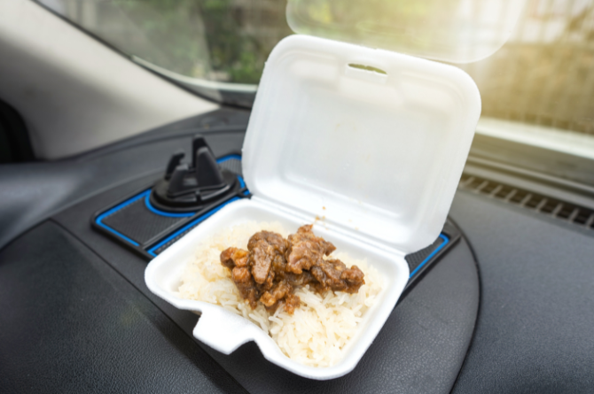 ข้าวกล่องในรถที่ตากแดด