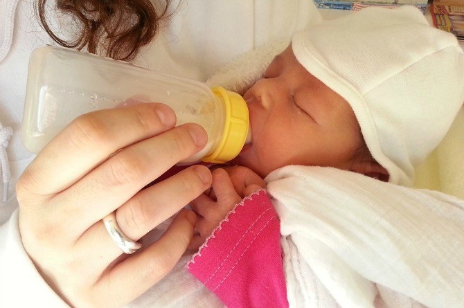 Dad busy playing with smartphone didn’t notice daughter choking on her milk