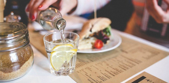 The reason why you should never ask for a slice of lemon in your drink