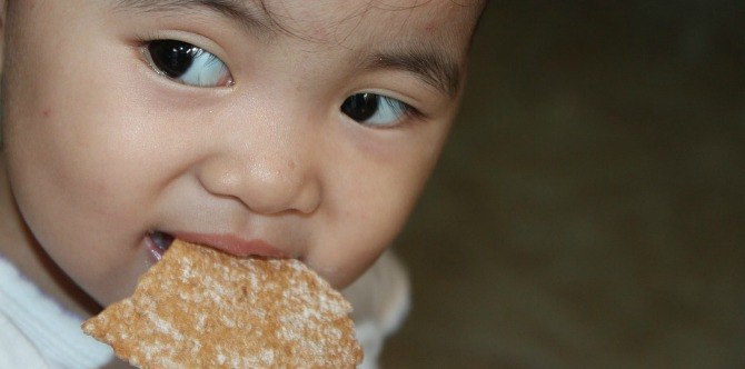 “Read the labels!” Dad warns after daughter chokes on snack food