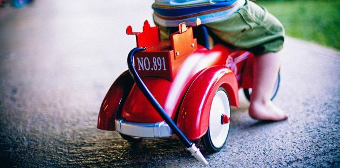 Police finds toddler driving a toy car at 2AM after sneaking out of home