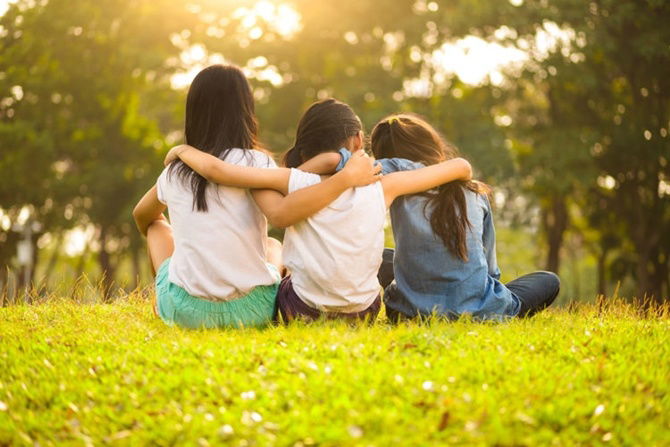Anak Kuat Berahsia! Ini Sebab-Sebab Anak Lebih Rapat Dengan Kawan Berbanding Ibu Bapa