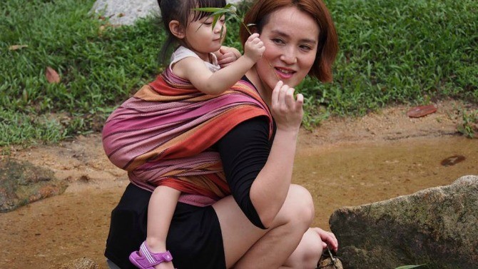 mengendong, mengendong anak, mengendong bayi, mengendong kanak-kanak, dukung bayi, dukung anak 