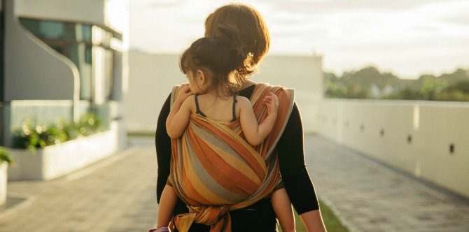 "Toddlerwearing": Mengapa Saya Masih Mengendong Anak Saya