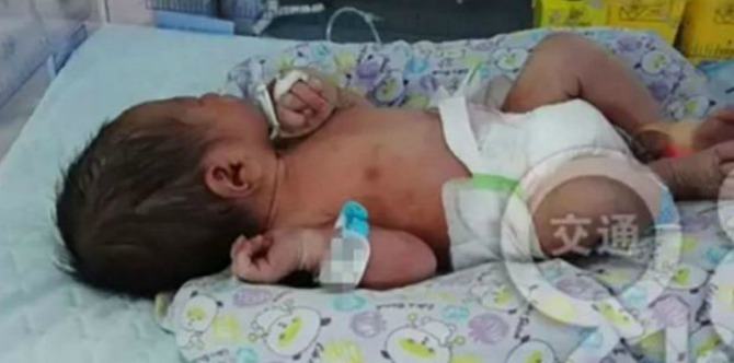 Wanita melahirkan dan meninggalkan bayi, semuanya di dalam masa 30 saat!