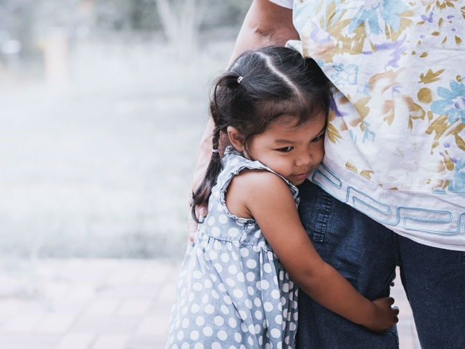 Jangan Paksa Anak Memeluk Orang Lain Jika Dia Enggan, Ini Sebabnya!