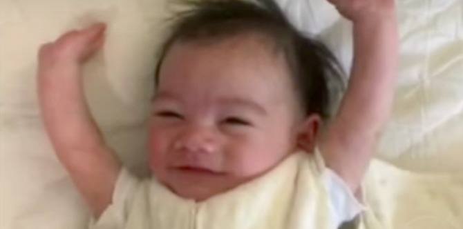 Rakaman Video Bayi Comel Gembira Dilepaskan dari Bedung