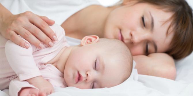 Apakah Kebaikan Tidur Bersama Anak (Co-Sleeping)?