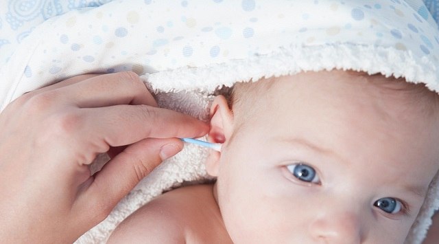 BAHAYA: Berhenti Guna Putik Kapas Untuk Korek Telinga Anak Anda Lagi!