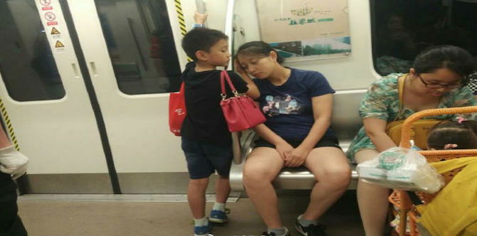 Aksi Heroik Kanak-Kanak Lelaki Dalam LRT Ini Buat Netizen Terharu