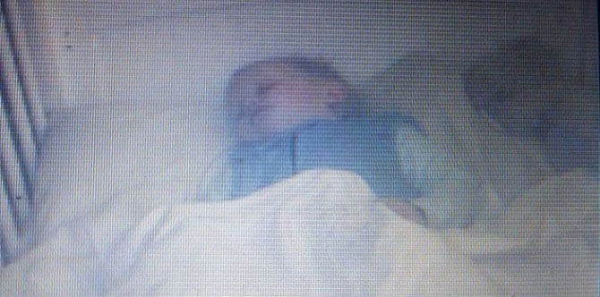 'Bayi Hantu' Tidur Di Samping Anak Kecil Di Dalam Katilnya Dirakam oleh Monitor CCTV