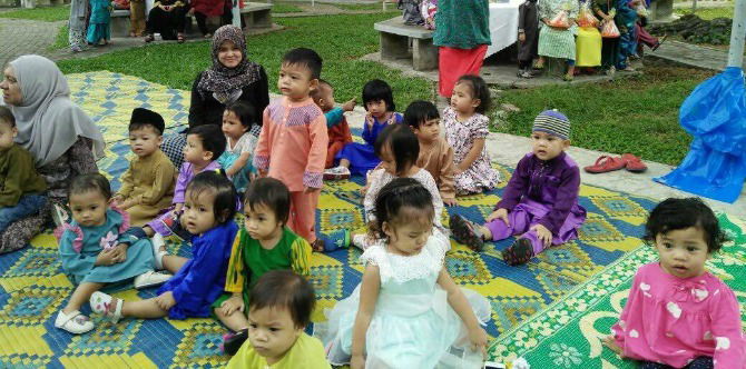 Cara Unik Mengawal Makanan Yang Disuap Kepada Anak Anda Di Hari Raya