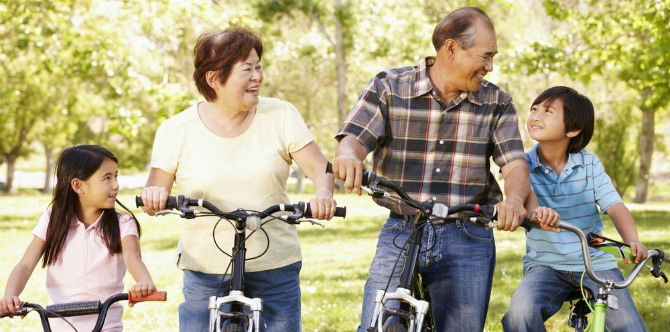 Risiko Menghidap Alzheimer Rendah Jika Atuk Nenek Menjaga Cucu