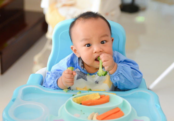 Baby Led Weaning (BLW): Bila Boleh Mula, Manfaat & 10 Cara Melatih Bayi Makan Sendiri