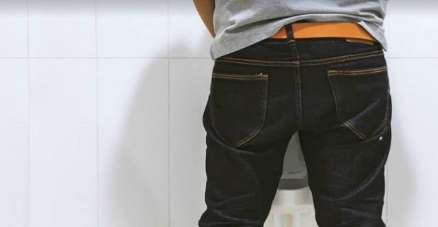3 Sebab Mengapa Lelaki Patut Kencing Sambil Duduk, Bukan Berdiri!