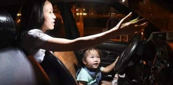 Keperitan Nasib Ibu Tunggal & Anaknya Yang Terpaksa Tidur Dalam Teksi