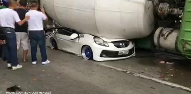 Kereta 5 Sekeluarga Dihempap Lori Simen Yang Terbalik