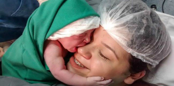 Momen Indah Bayi Baru Lahir Memeluk Ibunya Di Bilik Bedah