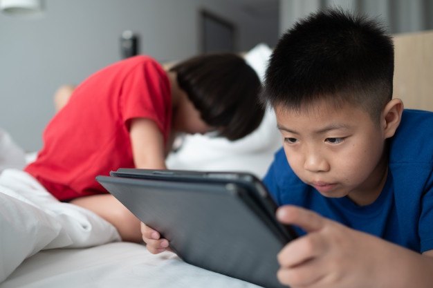 Bercadang Untuk Beli Telefon Bimbit Pertama Anak? Ibu Bapa WAJIB Baca Peraturan Ini Terlebih Dahulu!