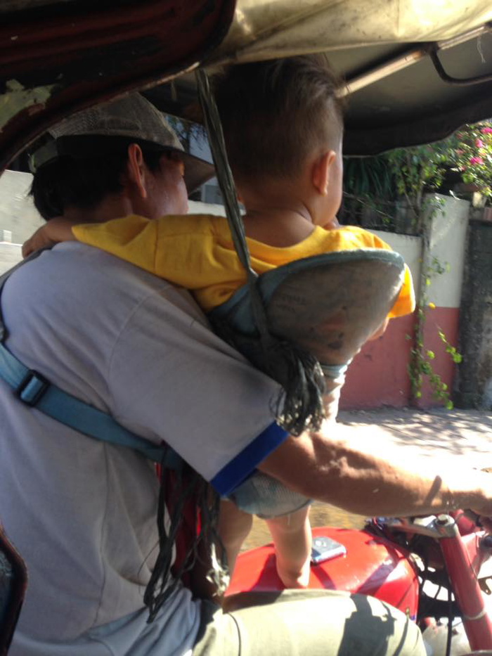 Lepas Isteri Curang Dengan Lelaki Lain Di Facebook, Bapa Ini Bawa Anak Bekerja Sekali